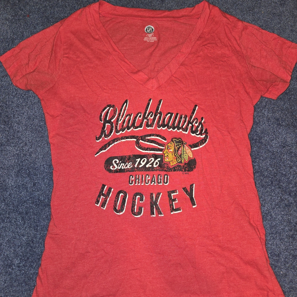 NHL Red Blackhawks Graphic V-neck Tee